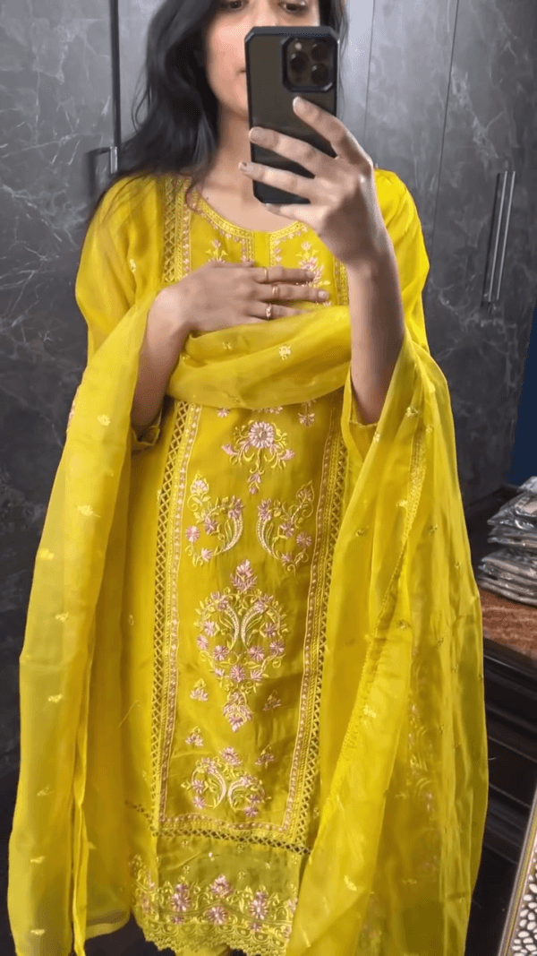Women Embroidered Straight Kurta Set - Image 2