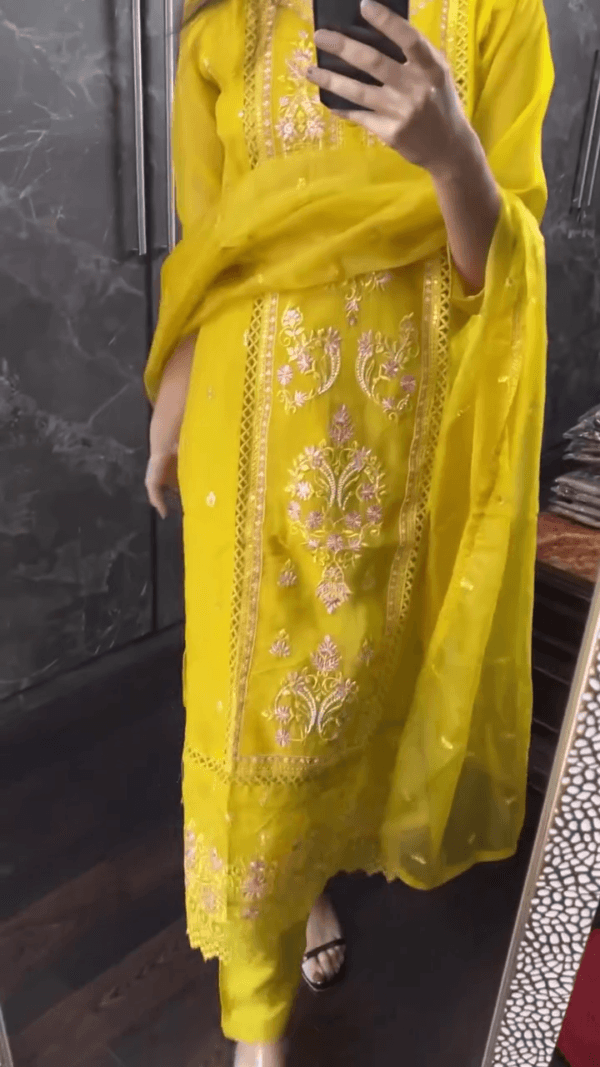Women Embroidered Straight Kurta Set - Image 4