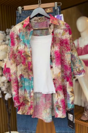 Women’s Multicolor Floral Overshirt with White Tee and Denim Shorts – Casual Layered Streetwear Ensemble