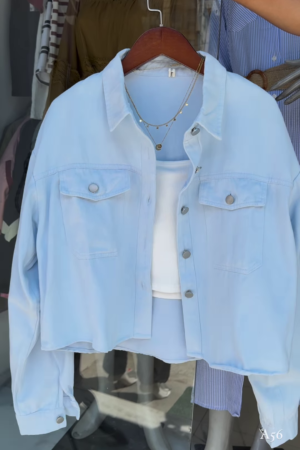 Trendy Cropped Denim Shirt – Casual Chic 💙