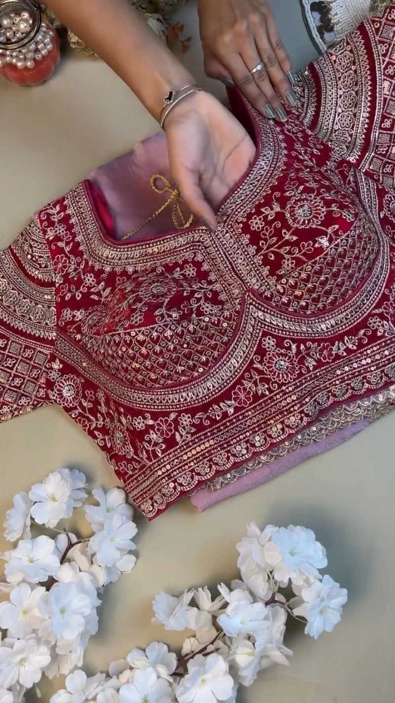 Enchanting Lilac Organza Saree & Maroon Velvet Blouse Set β Available in Lilac & Maroon - Image 2